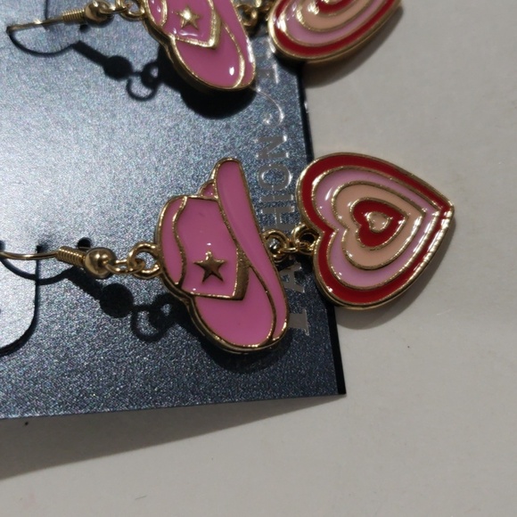 Elegant Trendy Pink Cowboy Hat & Heart Dangle Earrings - Western Fashion Jewelry - Picture 4 of 8
